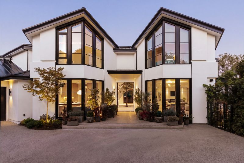 Front facade and motor court at 1122 La Altura Road, Beverly Hills