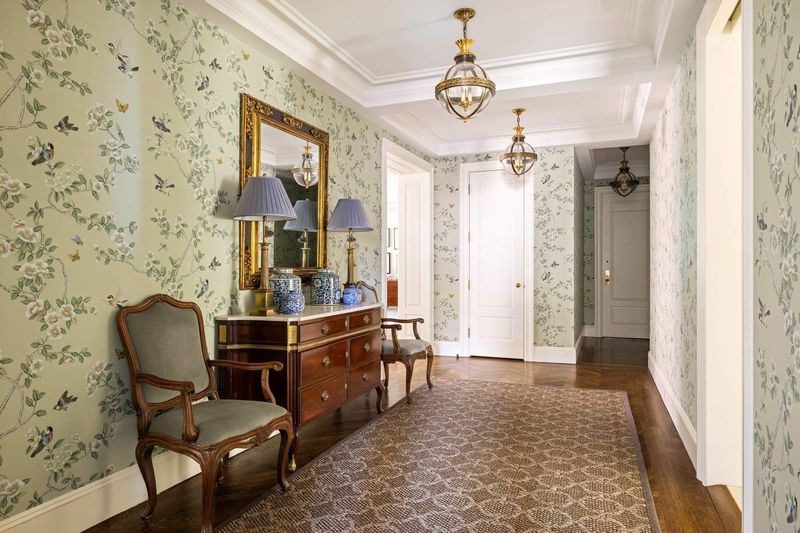 The 21-foot center gallery at 1130 Park Avenue 91, Carnegie Hill — photo 2 of 11