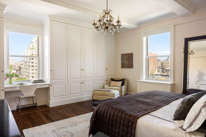 Corner primary suite at 1130 Park Avenue 91, Carnegie Hill — photo 6 of 11