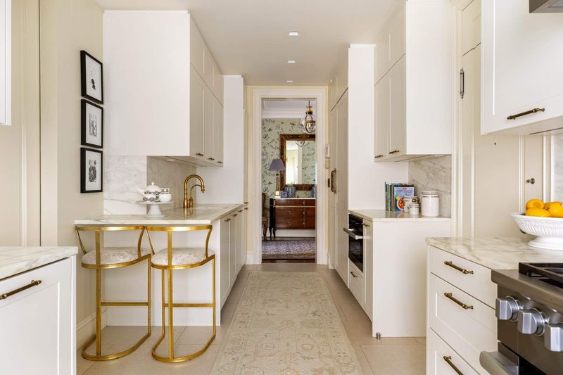 Breakfast bar at 1130 Park Avenue 91, Carnegie Hill — photo 8 of 11