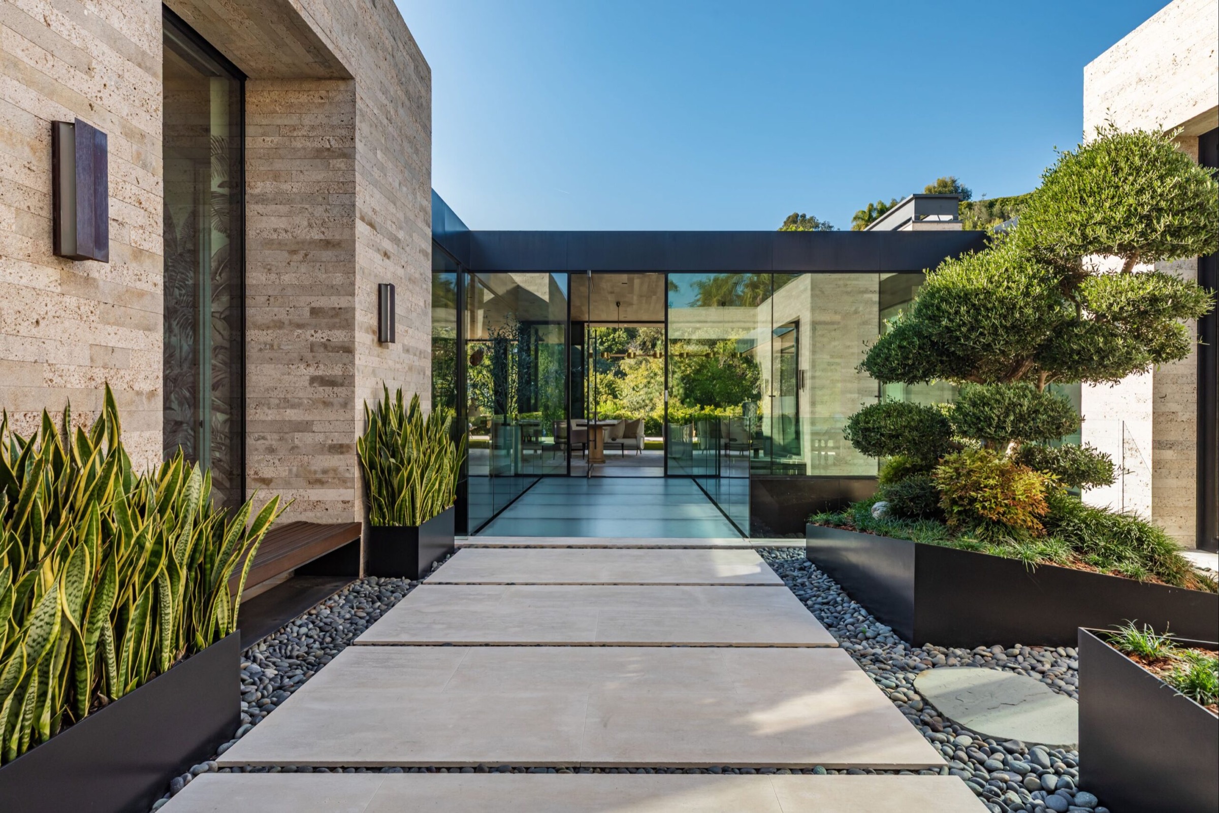 courtyard at 1335 Carla Lane