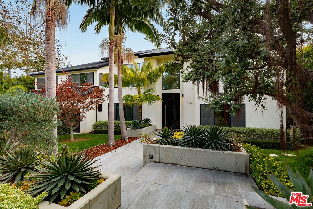 resort courtyard and pool at 13524 D'Este Drive Pacific Palisades
