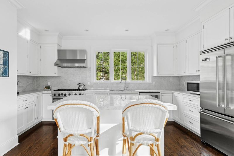 Eat-in kitchen with marble island at 162 Norris Lane, Bridgehampton — photo 3 of 5