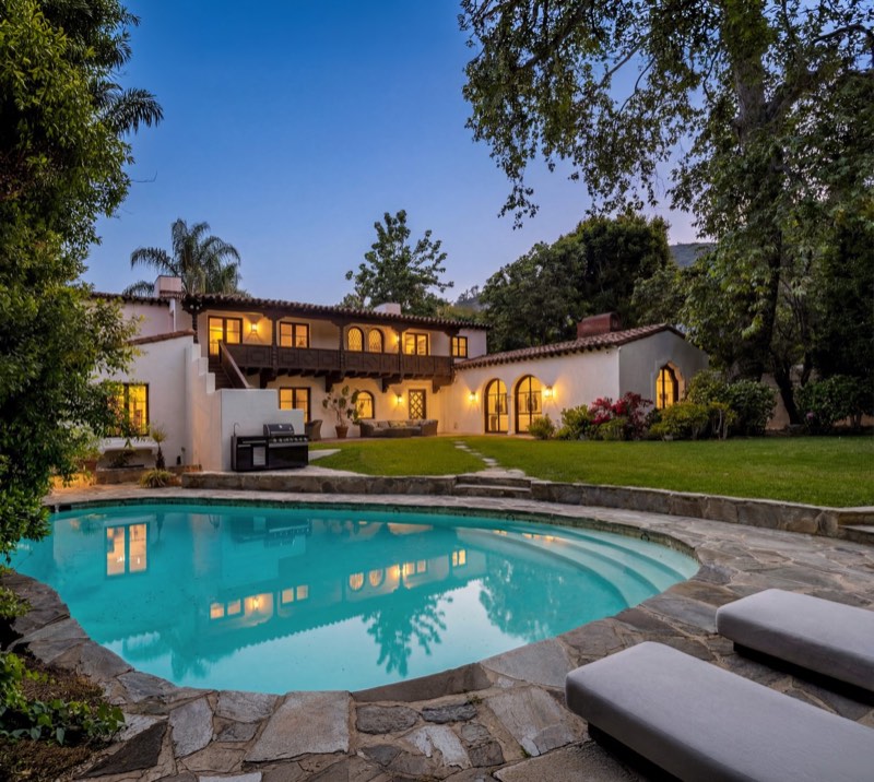 dusk rear / pool / balcony