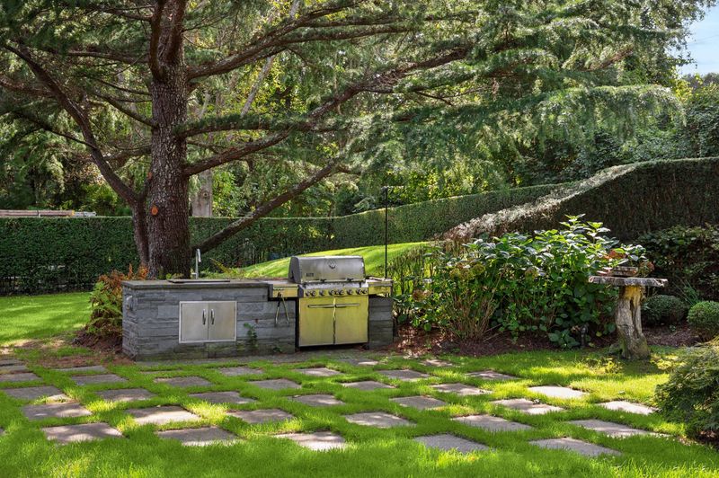 Outdoor kitchen on the patio at 2 Borden Lane, East Hampton — photo 9 of 12