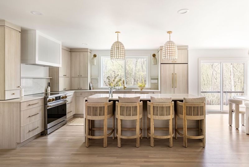 Dining area under a sculptural chandelier at 25 White Oak Lane, Southampton — photo 5 of 10