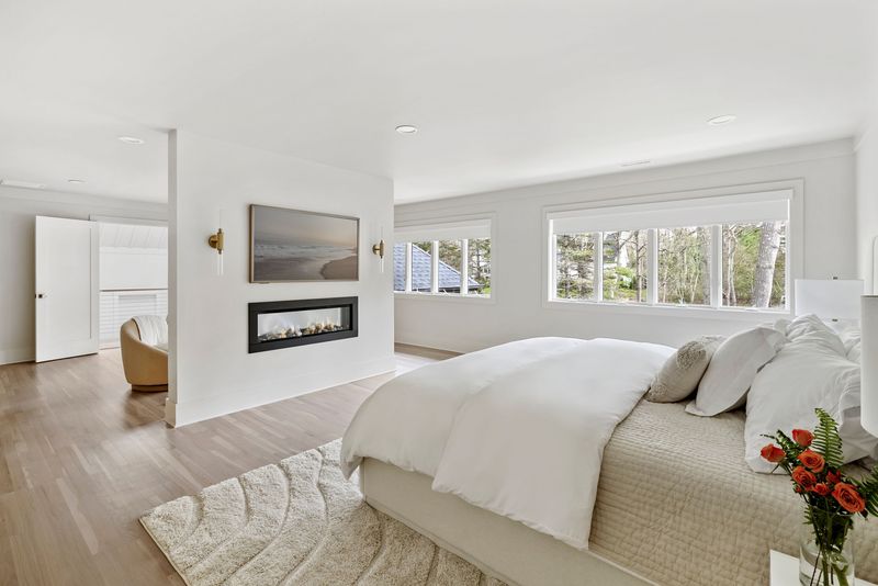 Family room off the deck at 25 White Oak Lane, Southampton — photo 9 of 10