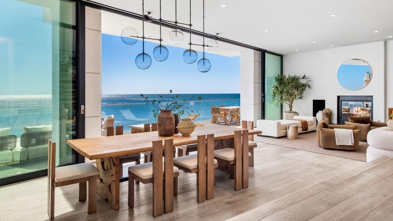 Oceanfront dining room at 26814 Malibu Cove Colony Drive, Malibu — photo 7 of 10
