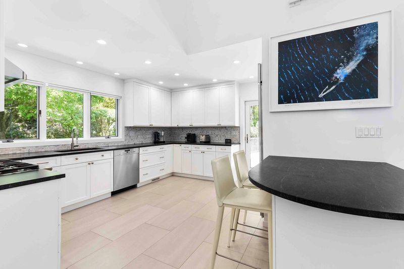 Chef's kitchen at 3 Acorn Path, Quogue — photo 7 of 9