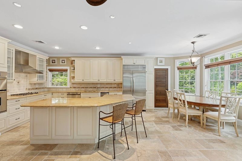 Eat-in kitchen, breakfast nook at 3 Whitney Lane, Wainscott — photo 5 of 8