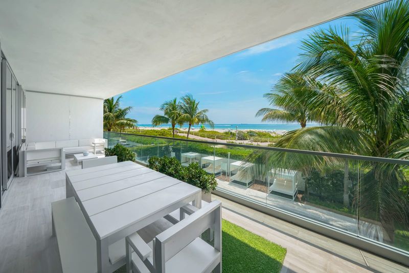 Terrace seating above the beach at Beach House 200, 321 Ocean Drive, Miami Beach — photo 8 of 8