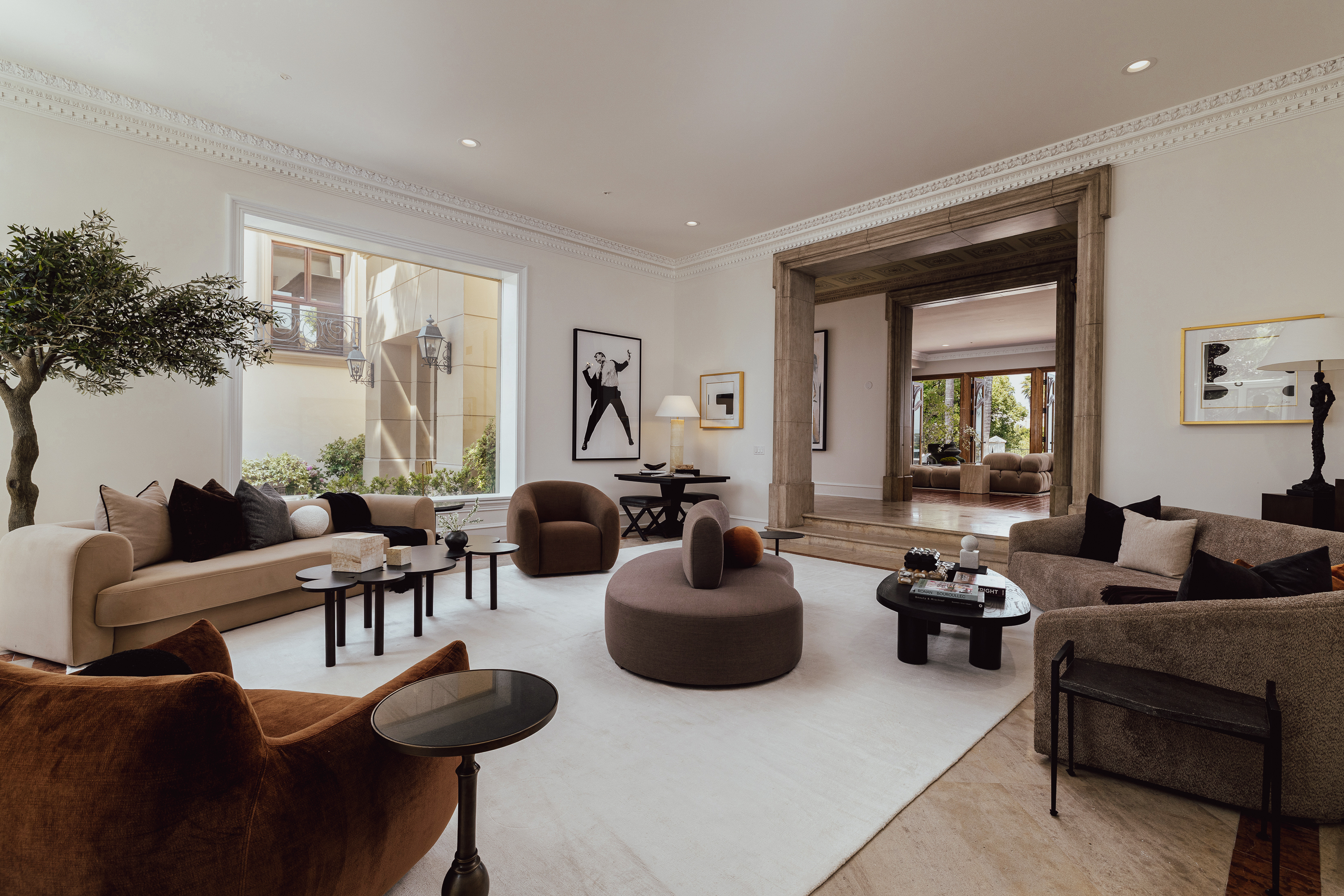 living room at 3364 Clerendon Road
