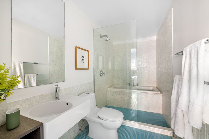 Bath glass shower at 361 Manhattan Avenue 3AB, Williamsburg — photo 8 of 9