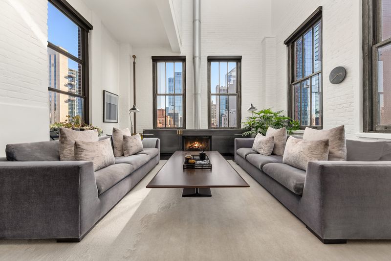 Chef's kitchen with professional range at The Glass Farmhouse, 448 West 37th Street 11G/12G, Hudson Yards — photo 3 of 10