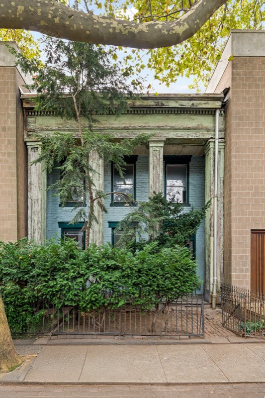 facade of 46 Willow Place Greek Revival townhouse
