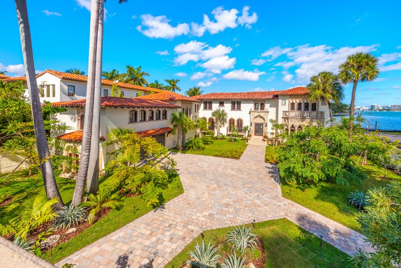Front facade and motor court at 49 Palm Avenue, Palm Island, Miami Beach — photo 4 of 5