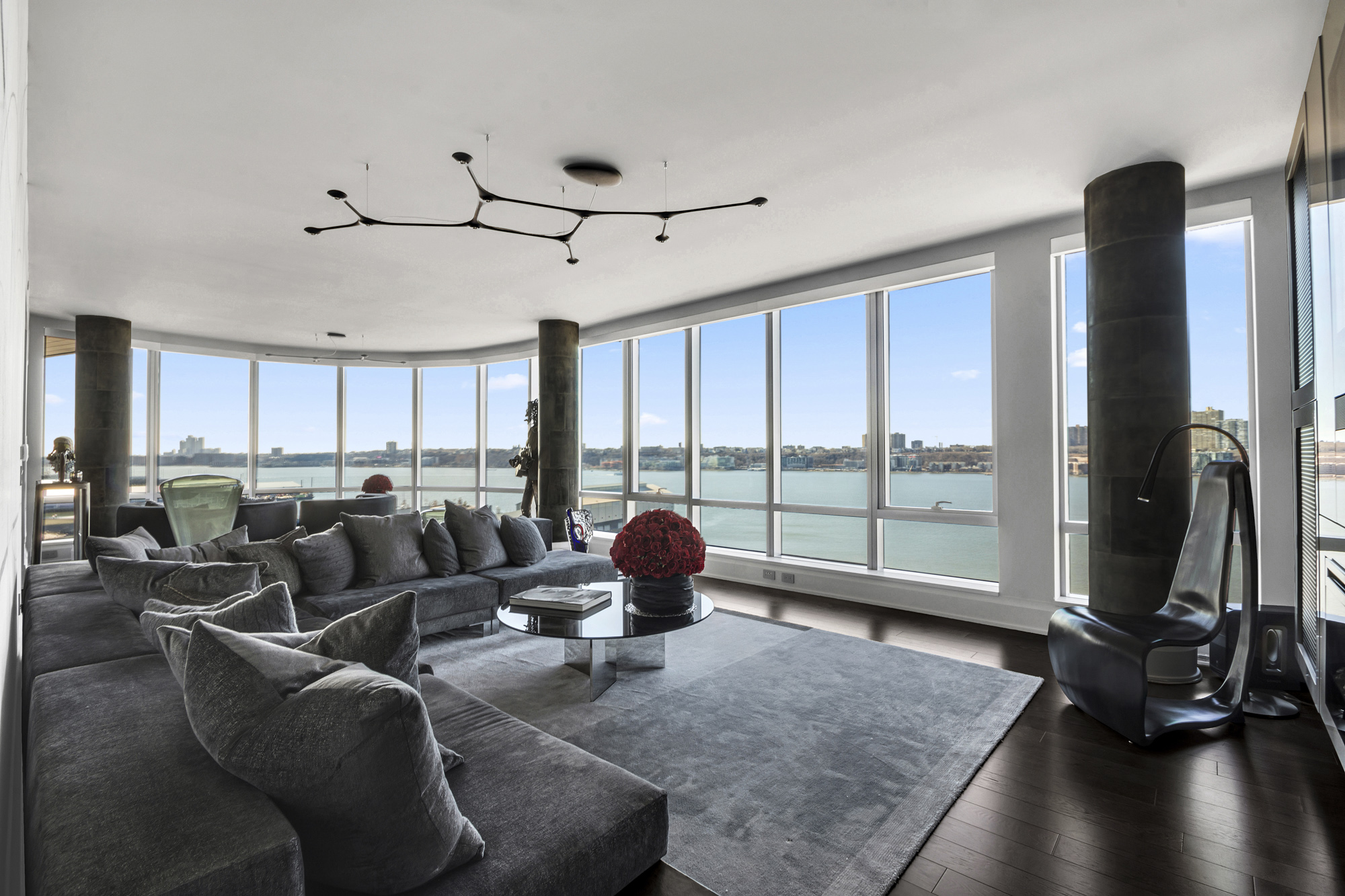 wrap windows to the Hudson at 50 Riverside Boulevard 10L