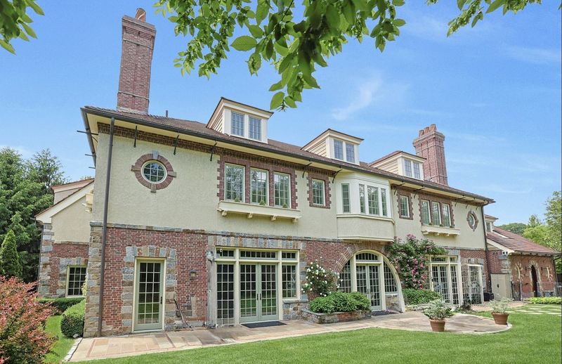 Rear facade and lawn in Villanova Heights at 5020 Iselin Avenue, Riverdale — photo 6 of 7