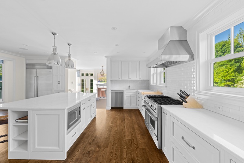 Chef's kitchen with center island at 6 Ox Pasture Road, Southampton — photo 5 of 10