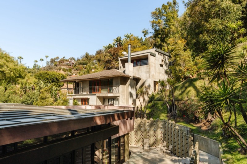 interior living volume at 7017 Senalda Road