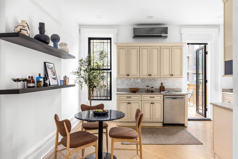 Breakfast area at 731 Putnam Avenue, Stuyvesant Heights — photo 5 of 10