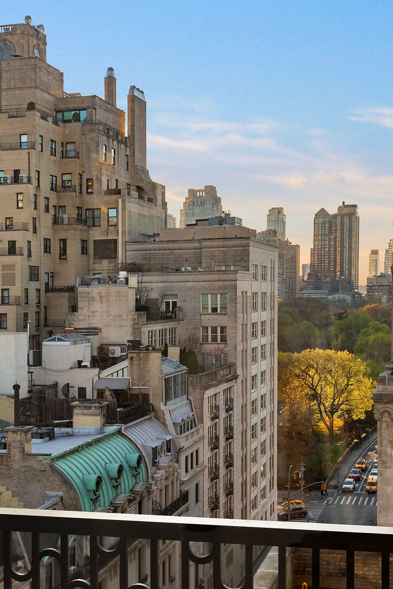 View over the Upper East Side from the residence at 760 Madison Avenue, Ninth Floor, Lenox Hill — photo 3 of 6