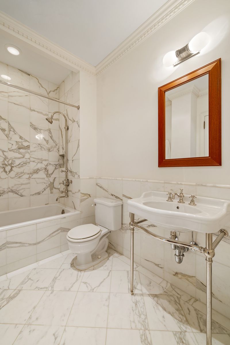 Second marble bath at 876 Park Avenue 9N, Upper East Side — photo 5 of 12