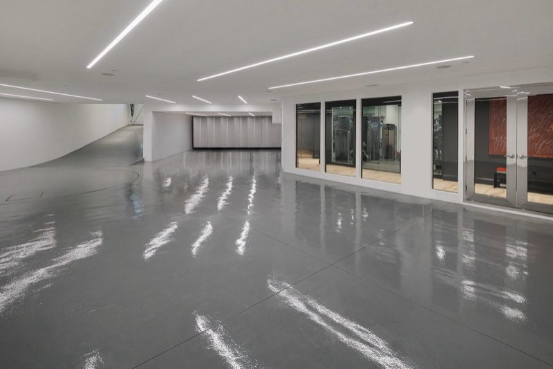 garage turntable at 9520 Hidden Valley Road