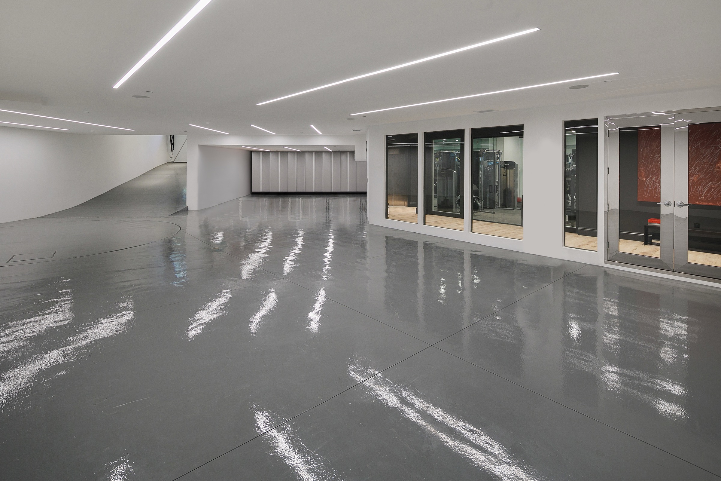 garage turntable at 9520 Hidden Valley Road